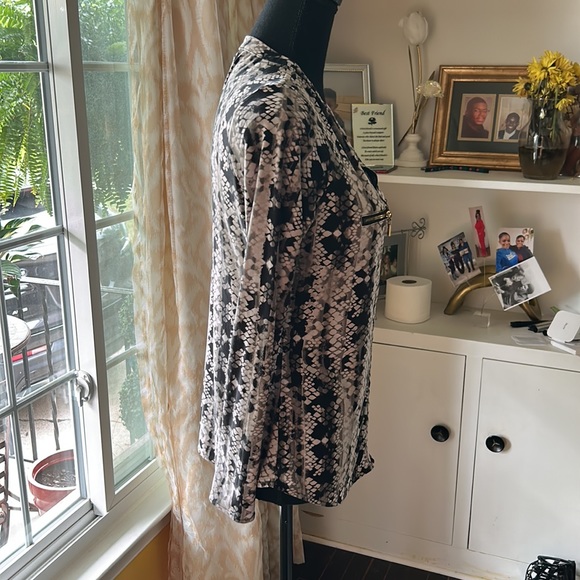 International Concepts snake print pullover shirt w/ gold accent faux pockets - Picture 5 of 13